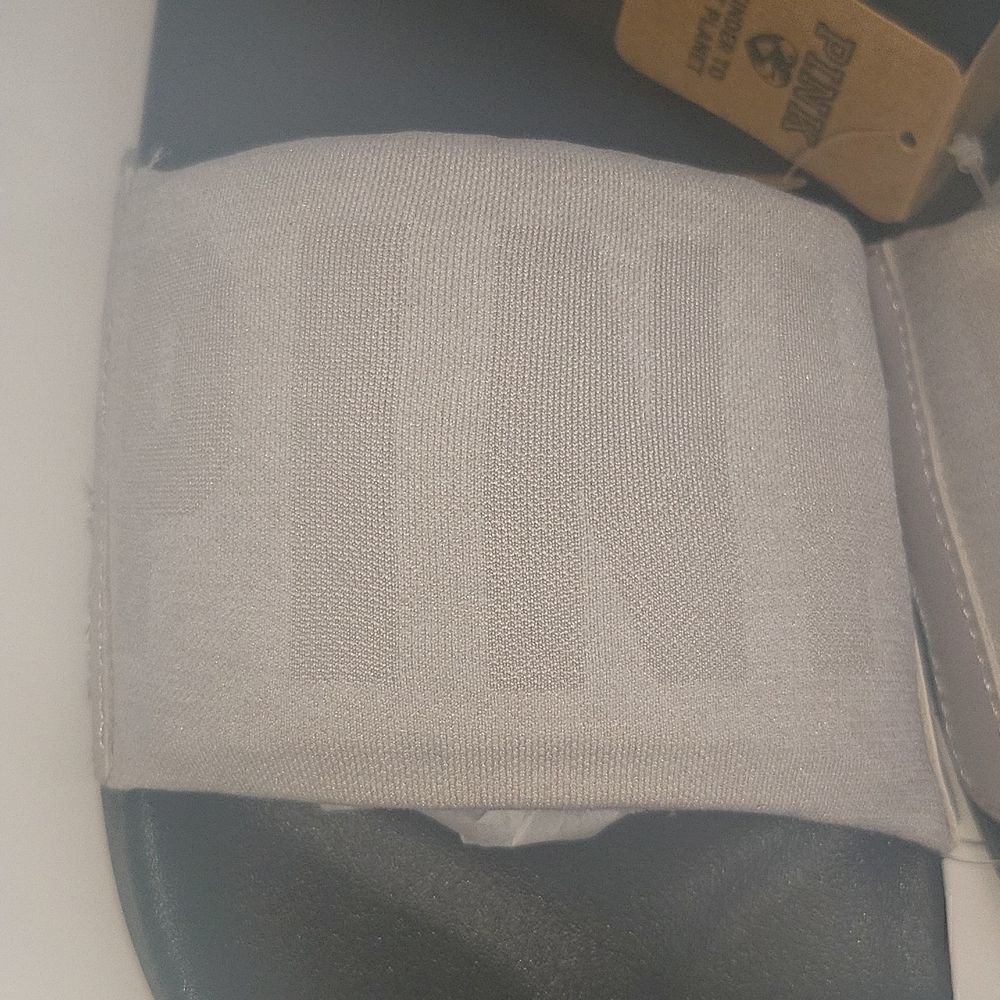 VS PINK Seamless Slides   - Picture 2 of 3
